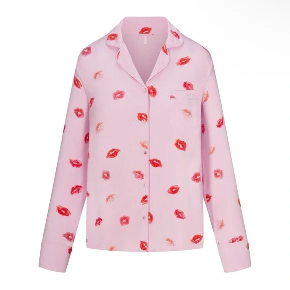 SKIMS VALENTINE’S SLEEP LONG SLEEVE SHIRT IN CHERRY BLOSSOM LIPSTICK XS M - Picture 1 of 7
